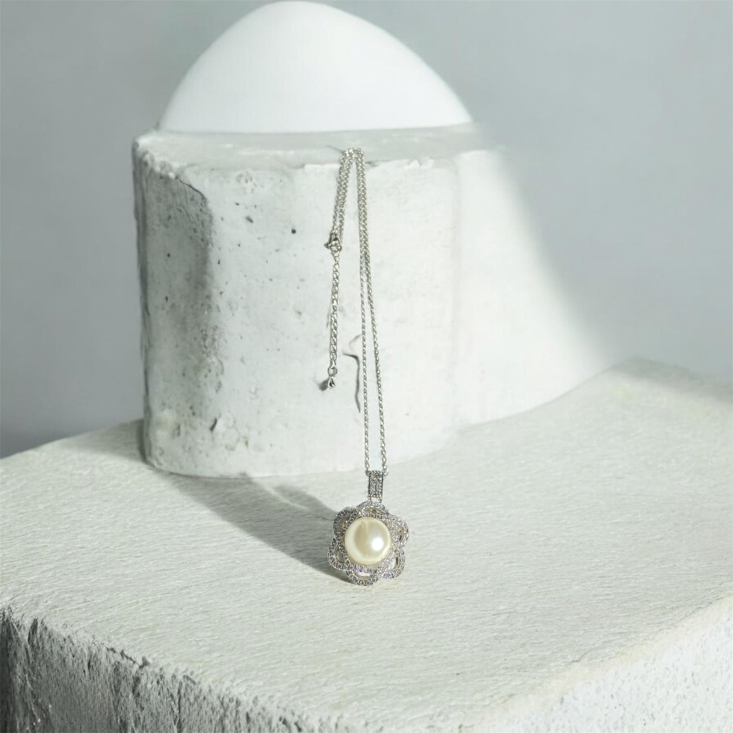 PEARL PENDANT NECKLACE