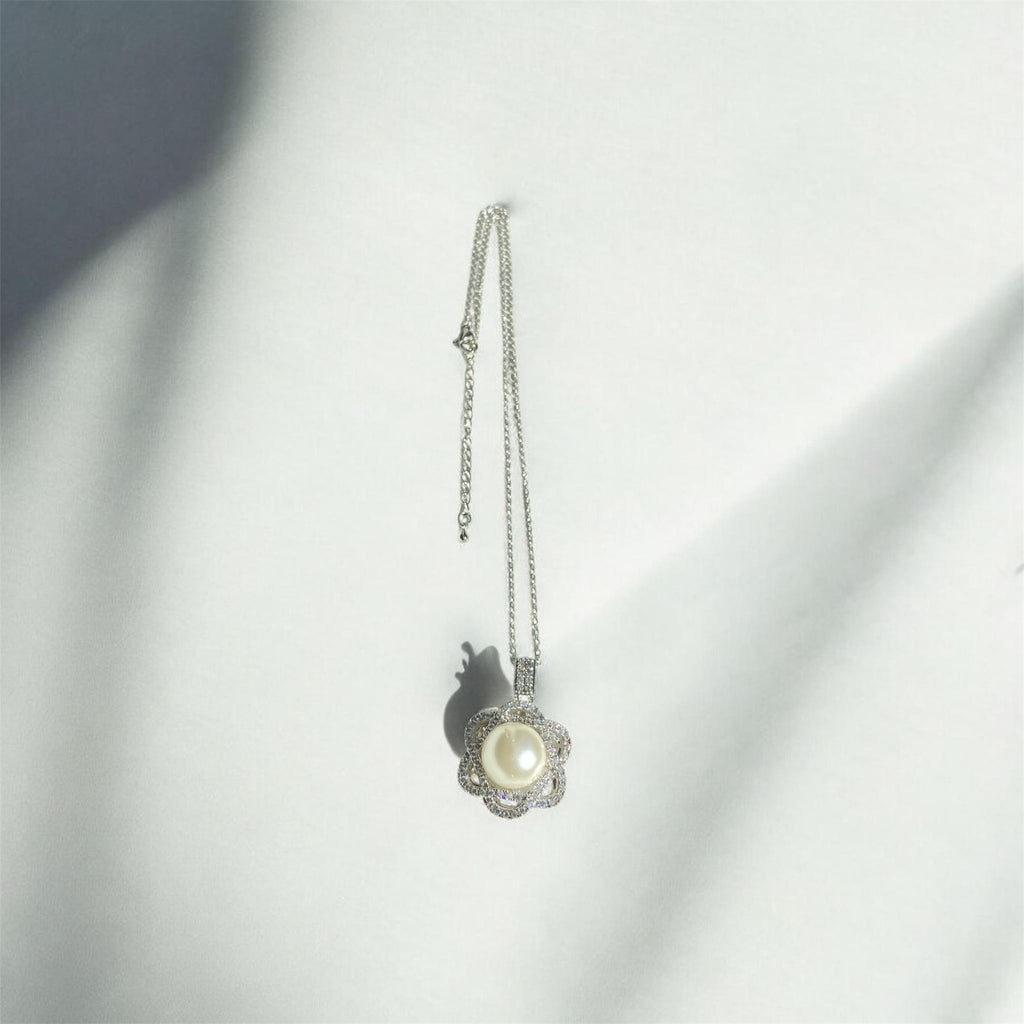 PEARL PENDANT NECKLACE