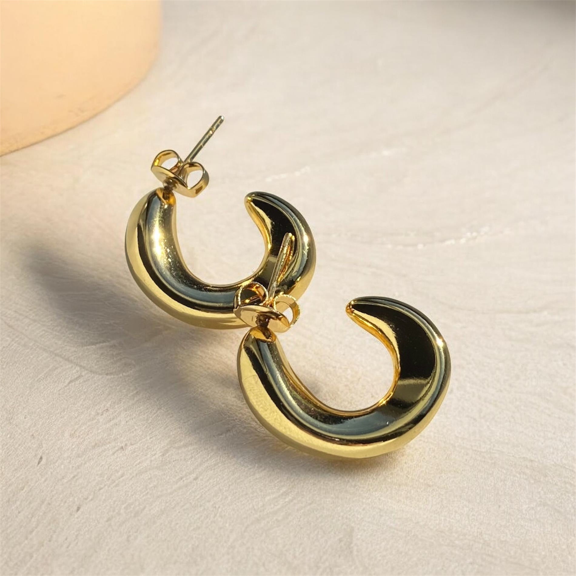 GOLD SLEEK EARRINGS